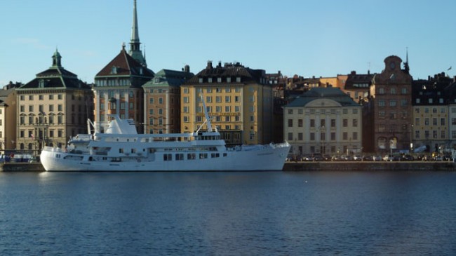 ABSOLUT + RIRKRIT TIRAVANIJA