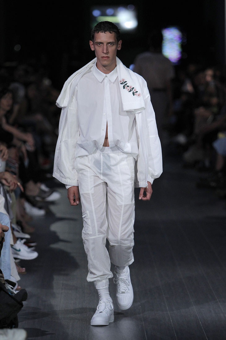Shoop clothing desfile modelo enterizo blanco