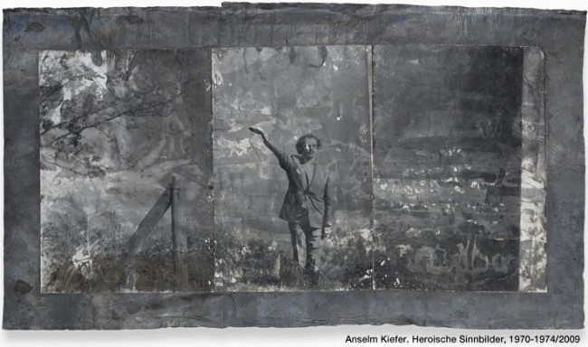 Pintura oscura en grises, personaje haciendo saludo nazi