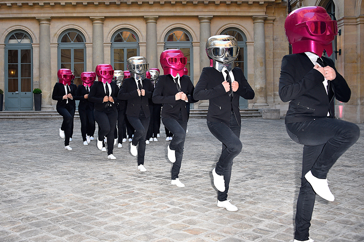 La Performance de Karl Lagerfeld y ModelCo