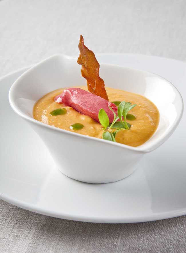 salmorejo cordobés con jamón crujiente y helado de wasabi ACUARELAS A LA VASCA